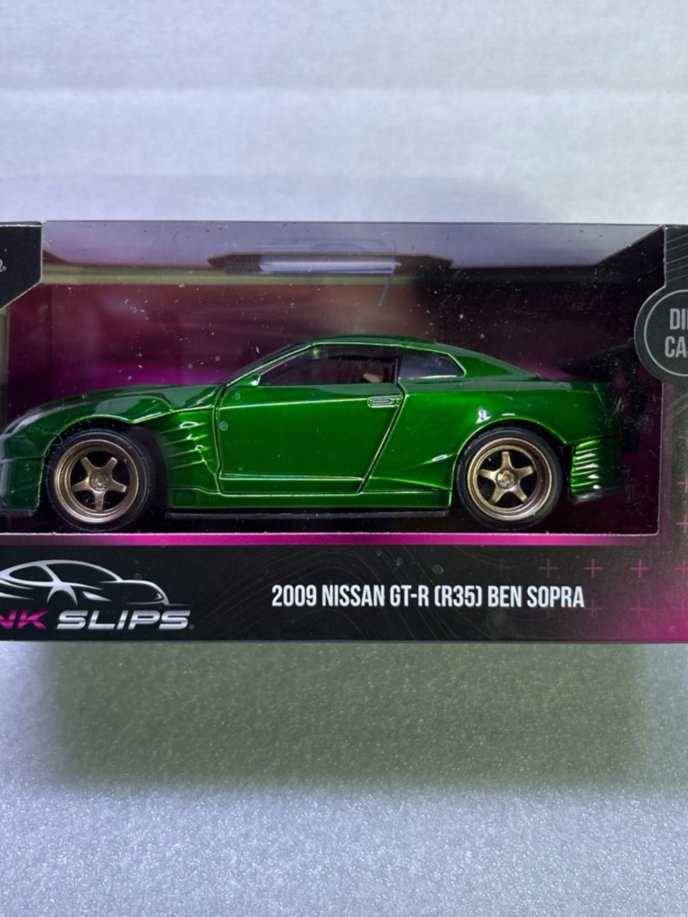 Jada pink slips 2009 Nissan GT-R (R35) Ben Sopra 1:32 Die-Cast Toy Car